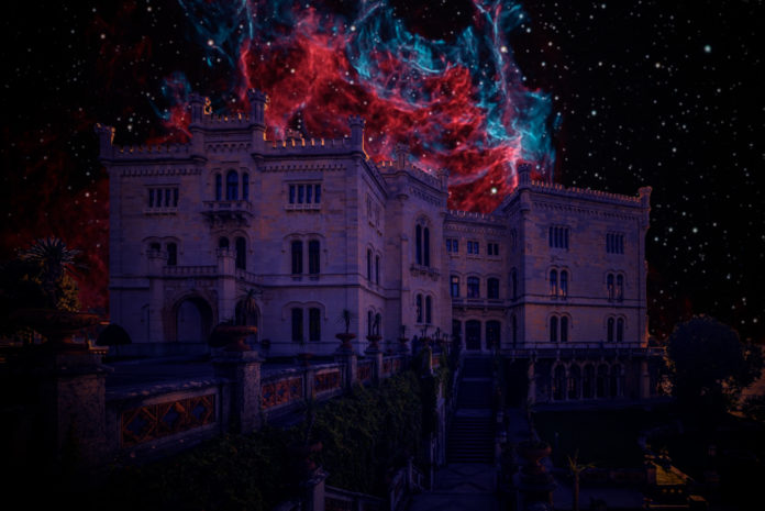 Libra una storia futura - un cielo rosso e blu molto suggestivo a, di notte, sopra il castello di Trieste