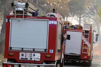 Nube tossica dopo incendio a Caivano, sospese attività nella zona Asi: “Obbligo di mascherina”