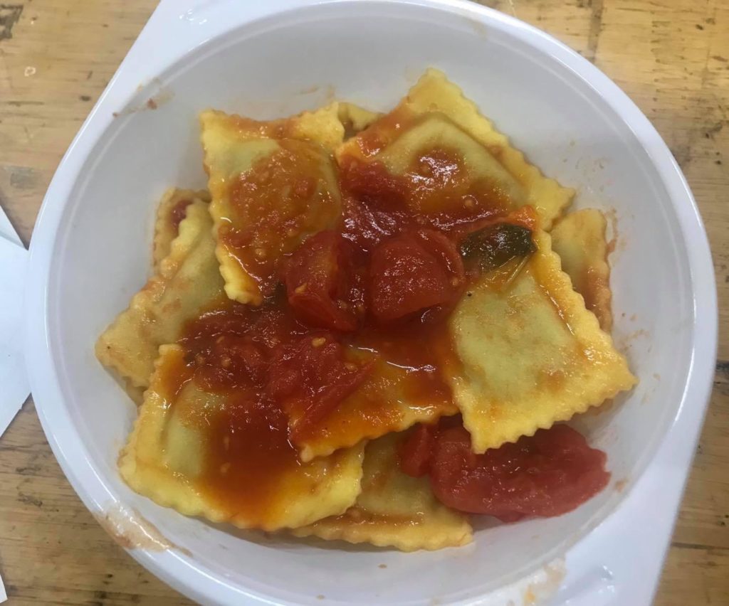 un piatto di ravioli al sugo