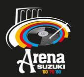 Arena Suzuki 60 70 80 il logo stilizzarto con un disco di vinile che ha dei cerchi concetrici colorati di bianco giallo rosso blu e nero e dietro disegnati degli archi bianchi, simbolo dell'arena di Verona