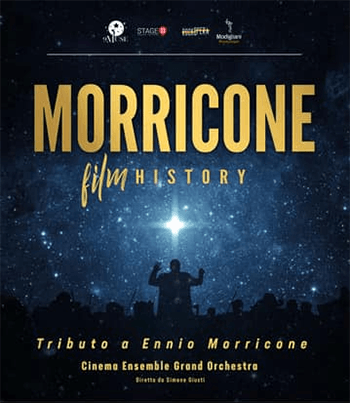 Festival Contro - La locandina dell'orchestra di Ennio Morricone con un direttore d'orchestra di spalle che dirige i musicisti nella luce soffusa di un cielo stellato. Le scritte sono gialle