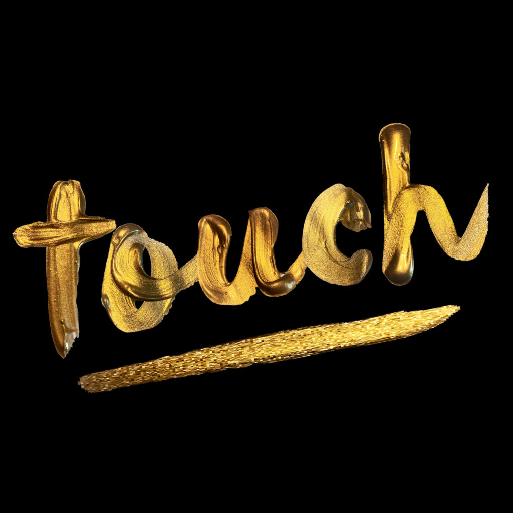 young lies touch - la copertina del singolo: sfondo nero e la scritta in caratteri dorati