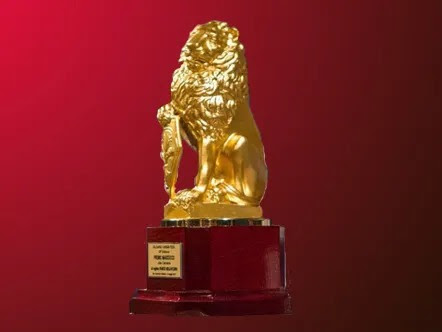 Il Marzocco d'oro, un premio statuina: un leone seduto che regge con la zampa lo scudo gigliato, simbolo del dominio fiorentino