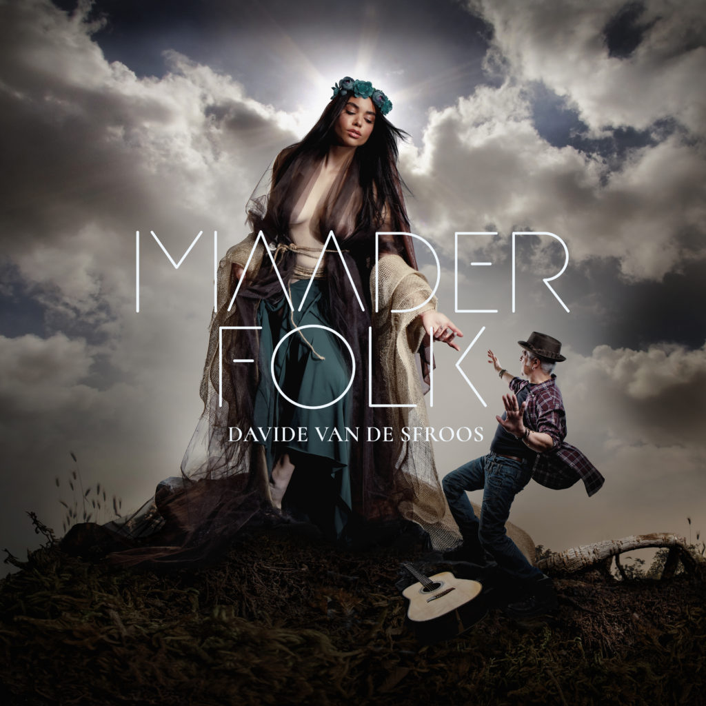 Davidw Van De Sfroos - la copertina dell'album con una donna altissima, con lunghi cappelli neri che scendono sulle spalle fino ai fianchi, in testa ha una coronadi fiori, indossa dei veli lunghi che solazzano e tende un amano ad un uomo con cappello a falda larga, vestito con una camicia a quadratoni colorati e jeans,. l'uomo tende la mano verso la donna, in piedi, con un ginocchio iegato e ai suoi piedi c'è una chitarra classica. In mezzo alla foto c'è la scritta Maader Folk