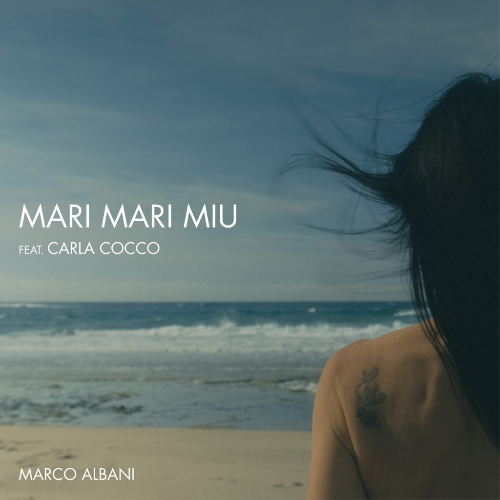 mari maari miu - la copertina del singolo che raffigura una spiaggia, le onde del mare e una ragazza di spalle che guarda l'orizzonte