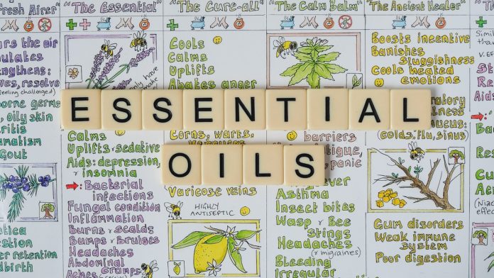 Oli essenziali, proprietà benefiche, olio essenziale, piante aromatiche.. Piccoli tasselli quadrati che formano 