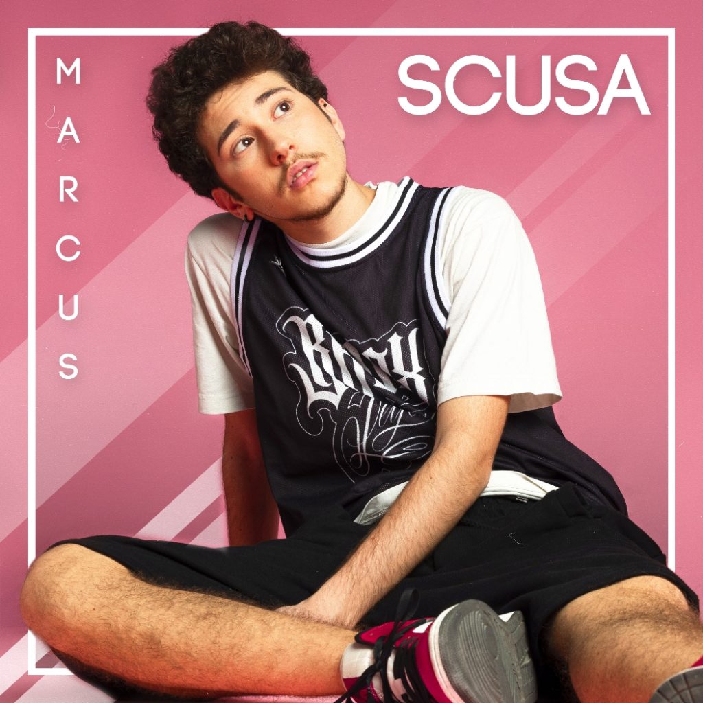 scussa: la copertina del singolo che ritrae Marcus seduto a terra, abbigliato come un giocatore di basket (canotta e calzoncini neri con scritta bianca).