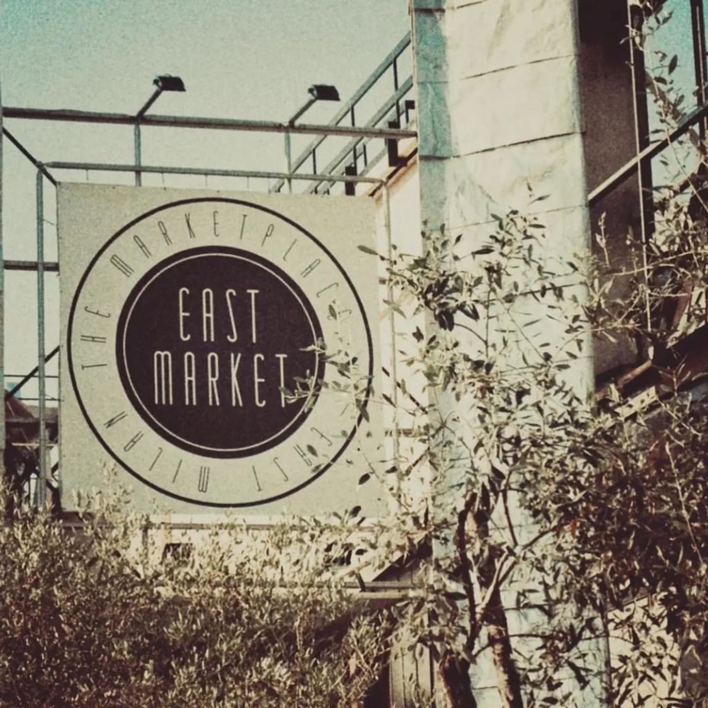 east market - Vintage e rarità - l'insegna dell'east market, una scritta gialla in un cerchio nero