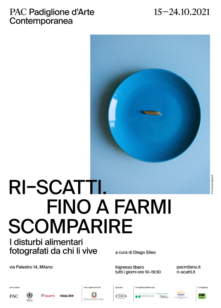 Ri-scatti fino a farmi scomparire - la locandina della mostra con un piatto blu con dentro solo una pasta penna