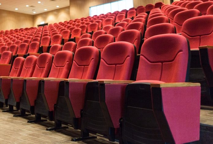 le sedie rosse di una sala cinematografica