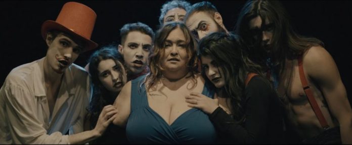 titta in foto nel videoclip circondata da persone