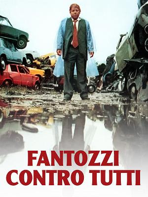 Fantozzi contro tutti - la locandina del film con l attore paolo villaggio vestito con camicia, cravatta e panciotto, visibilmente trasandato, con i piedi nel fango, in mezzo ad un cimitero di auto rottamate