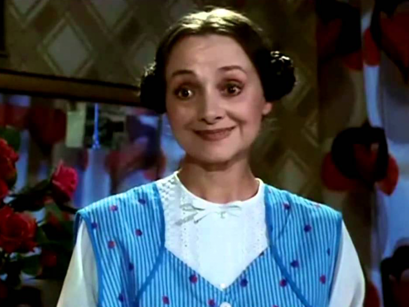 Cinema: Milena Vukovic nel film Fantozzi contro tutti, con i capelli neri raccolti sulle oprecchie con due treccie arrotolate, indossa una camicia bianca e un sopra camicia azzurro