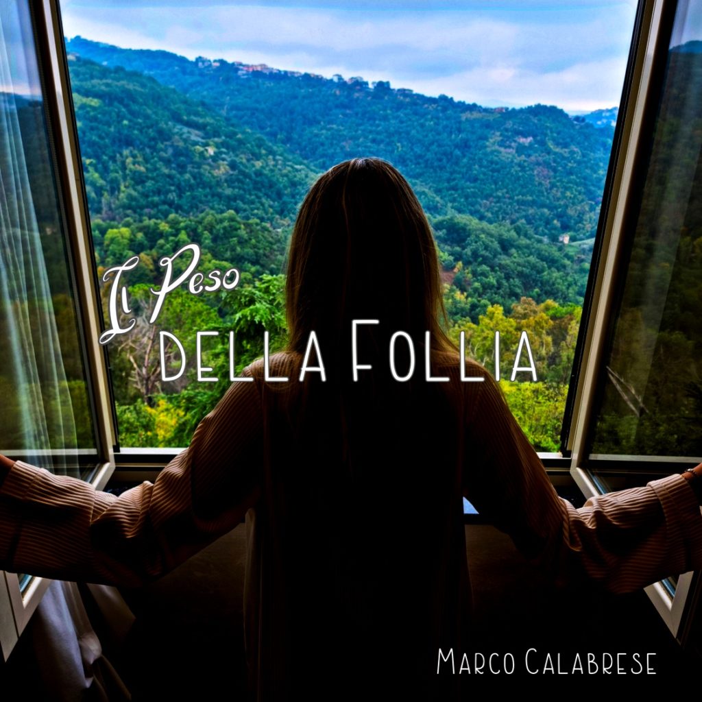 marco calabrese - la copertina del singolo il peso della follia. Una ragazza di spalle, affacciata alla finestra, che si apre su un panorama boscoso