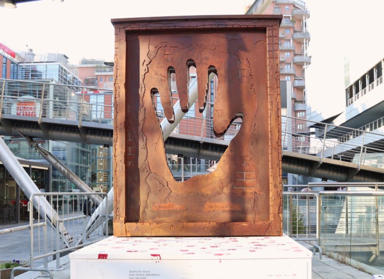 Uno stop alla violenza alto tre metri, l’impronta Rosso Indelebile a Parco Dora fato da una statua-monumento composto da un rettangolo di legno marrone con al centro lo stampo di una mano che passa da parte a parte, nel senso che è intagliato con questa forma, ed è eretto su un piedistallo di cemento