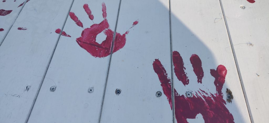 Uno stop alla violenza alto tre metri, l’impronta Rosso Indelebile a Parco Dora