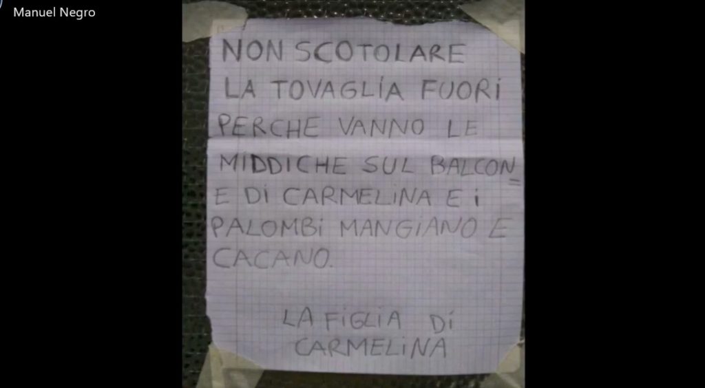 DivanoShow - un cartello apparso in un condominio con su scritto"non scotolare la tovaglia fuori perchè vanno le middiche sul balcone di Carmelina e i palombi mangiano e cacano. Firmato la figlia di Carmelina"