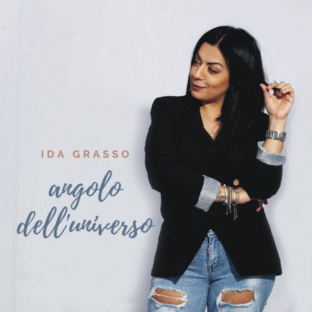 ida grasso - la copertina del singolo, che la raffigura in piedi, con una giacca nera e jeans strappati