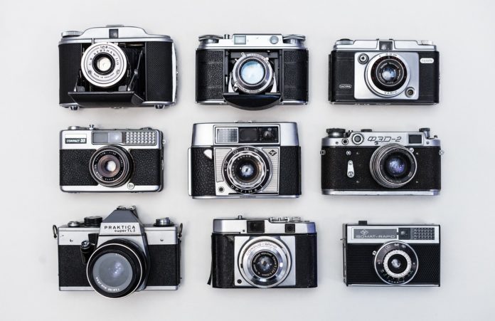 Aimals, Steve McCurry, mostra fotografica. 9 macchinette fotografiche una accanto all'altra disposte su tre file. La foto è in bianco e nero