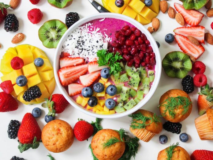 Alimentazione sana, equilibrio, dieta, salute, benessere. Nell'immagine sono presenti tutti i tipi di frutta e verdura. La fotografia appare molto colorata.