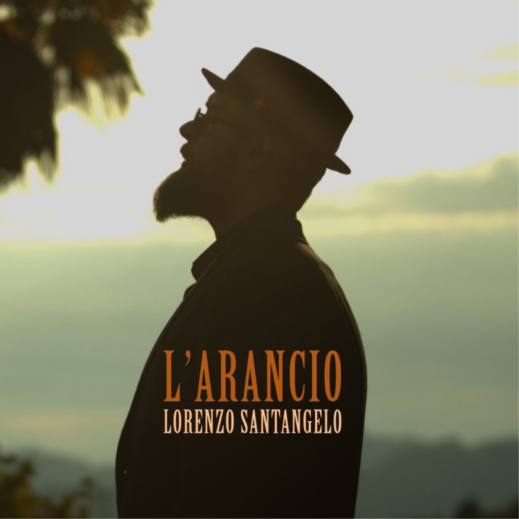 lorenzo santangelo - la copertina ddel singolo l'arancio, che ritre il cantante di profilo, cappello in testa