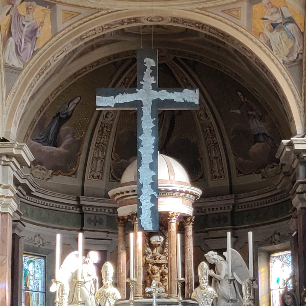 Sergio Floriani indelebili impronte d'artista la croce nella chiesa con il segno dell' impronta dei fedeli