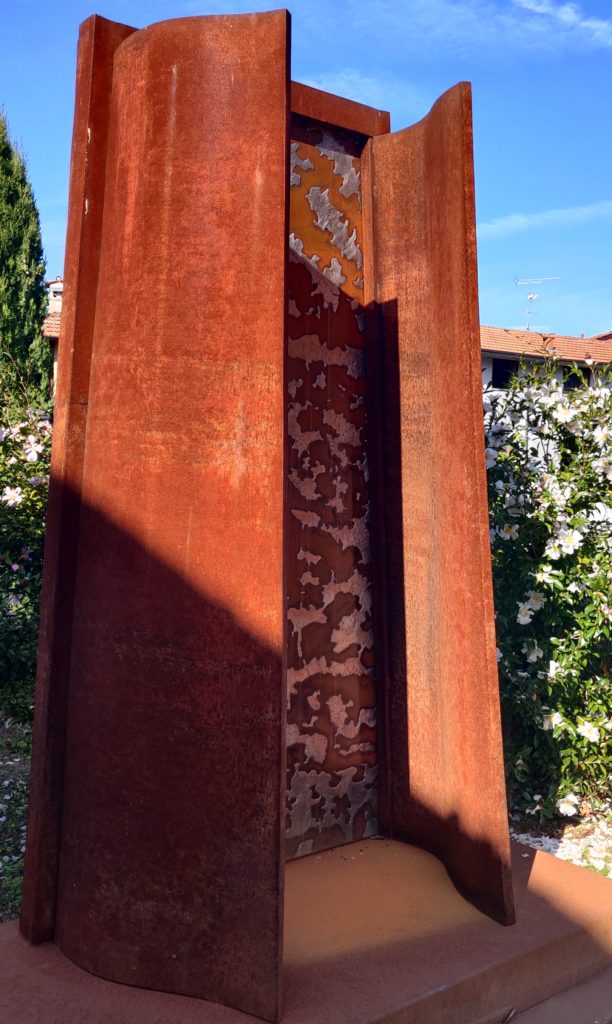 Sergio Floriani indelebili impronte d'artista. La porta della Misericordia a Gattico in acciaio corten