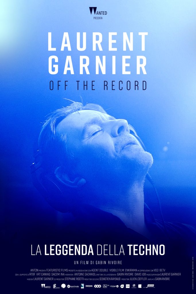 Laurent Garnier di profilo con la testa all'insu e gli cchi chiusi - tutta l immagine è blu