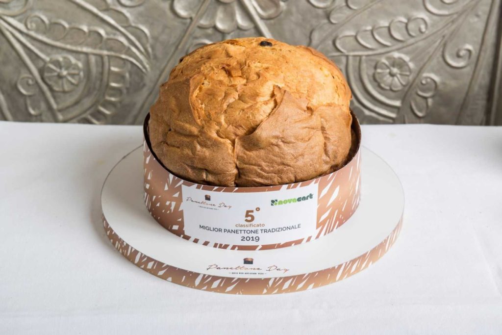 panettone di Natale che ha vinto il 5° premio come da scritta di fronte al dolce