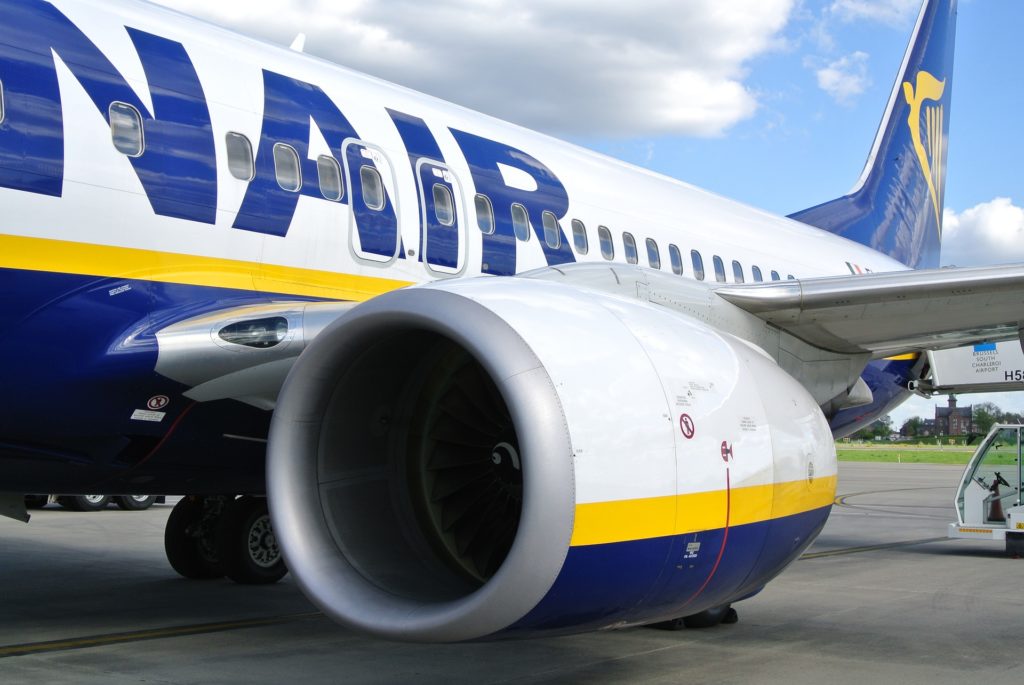 un aereo ryan air con il motre in primo piano