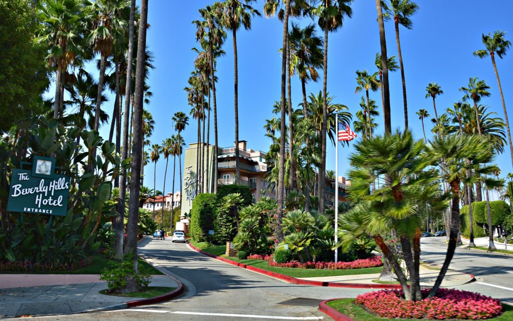 hotel california eagles - l'ingresso del beverly hills hotel a los angeles, circondato da palme e cactus