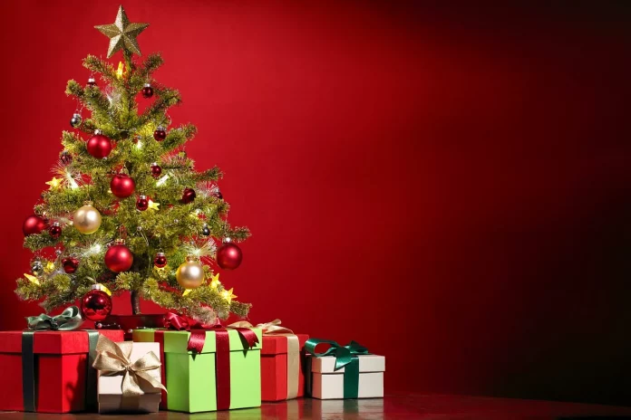 Natale, regalo, amore e psiche, viaggio, mondo occidentale. un albero di natale addobbato con sotto tanti pacchi colorati.