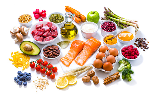 Vitamina d, integraotri alimentari, carenze, alimentazione. l'insieme di diversi tipi di alimenti come carne, pesce, frutta, verdura, latticini e grassi.