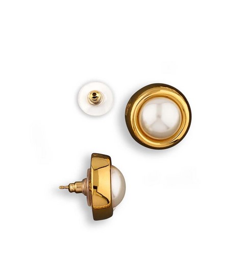 Orecchini composti da perle di resina cerata di superba qualità incastonate in ottone dorato.