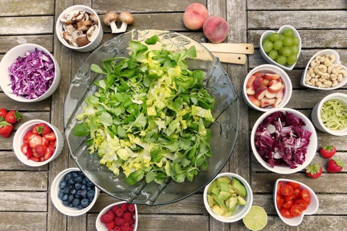 salute, massa fecale, minerali, vitamine, kefir, fegato. Un tavolo con sopra delle ciotoline in vetro che contengono frutta e verdura.