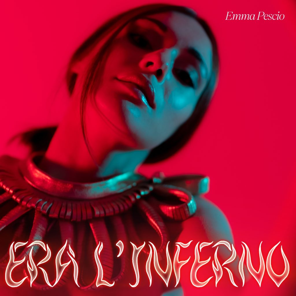 emma pescio nella copertina rossa del singolo era l'inferno, indossa un collare in stile egiziano