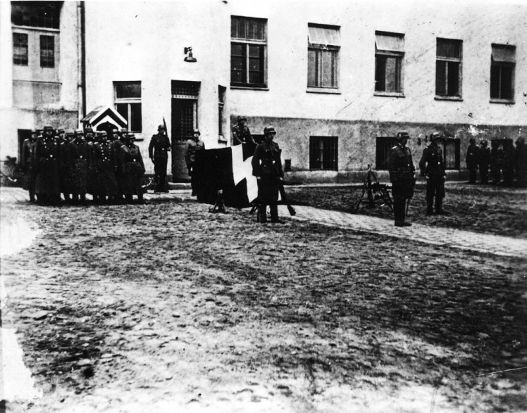 27 Gennaio, una giornata per ricordare. foto in bianco e nero dell'interno del campo di Auschwitz