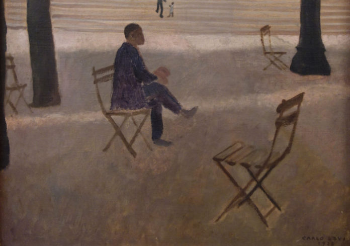 Levi e Ragghianti - un dipinto rapffigurante un uomo seduto su una sedia di ferro in mezzo a una piaxzza, tra due alberi e di fianco a lui un'altra sedia uguale