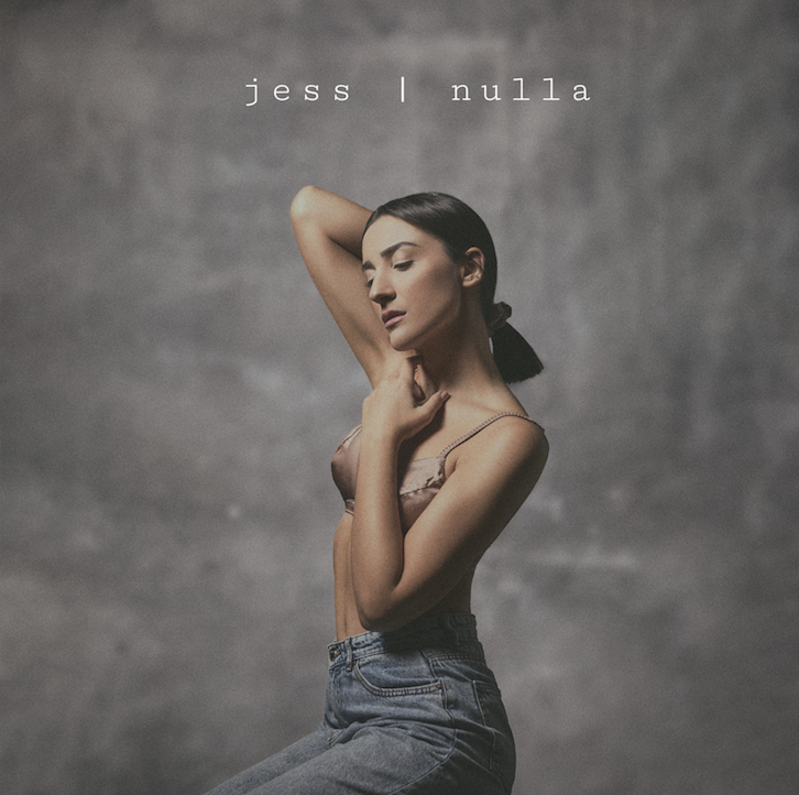 jess - la copertina del singolo nulla, che la ritrae in primo piano su sfondo grigio