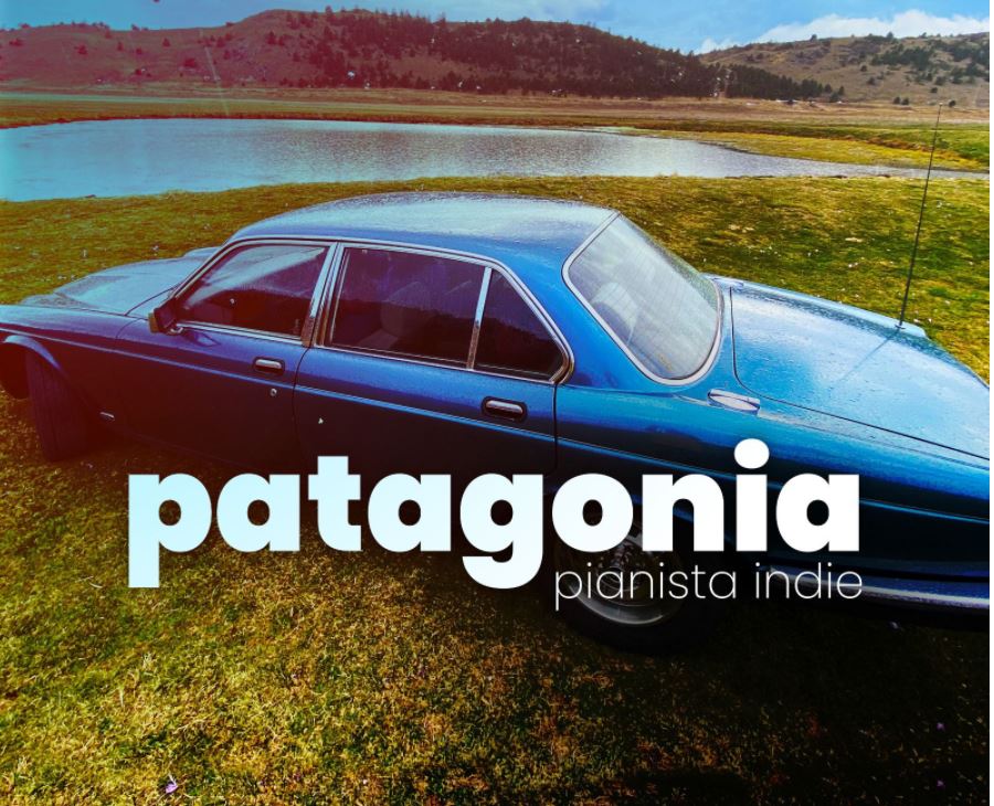 patagonia - la copertina del singolo di pianista indie, che raffigura una automobile parcheggiata sulla riva di un lago