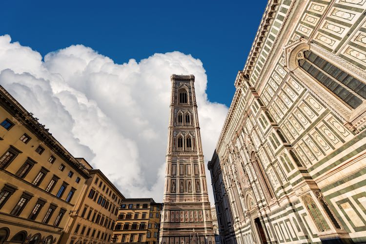 Giotto, miti e leggende di un rivoluzionario che "ridusse al moderno" la pittura. il campanile di Giotto a Firenze.