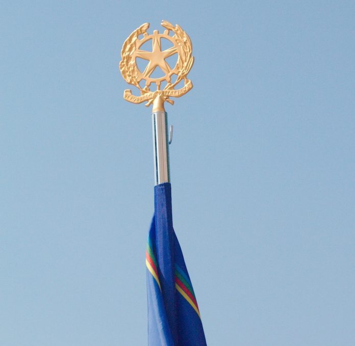 Il Quirinale - la punta della bandiera della Repubblica Italiana