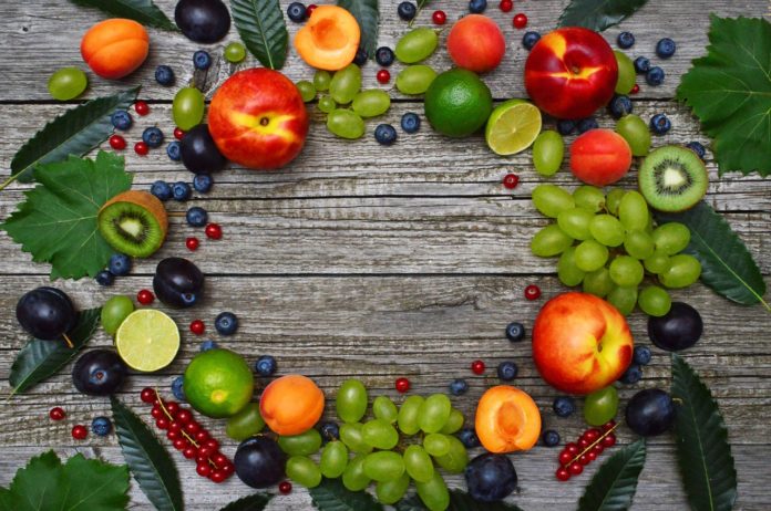 Vitamina a, integratori alimentari, proprietà, benefici. Frutta di vario tipo appoggiato su un tavolo.