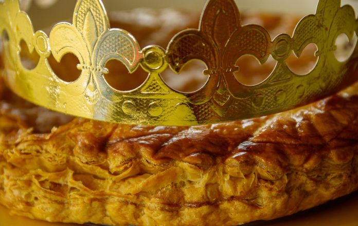 Dolci della Befana - nella foto un primo piano di una torta fatta con la pasta sfoglia e sappoggiato sopra il dolce, un a corona di cartone dorata