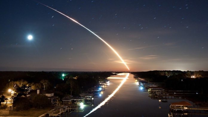 Stelle cadenti in un cielo notturno di città con un fiume sotto