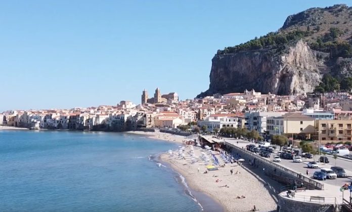 Pasqua in Sicilia - una veduta panoramica delle coste siciliane con mare, spiaggia e promontori