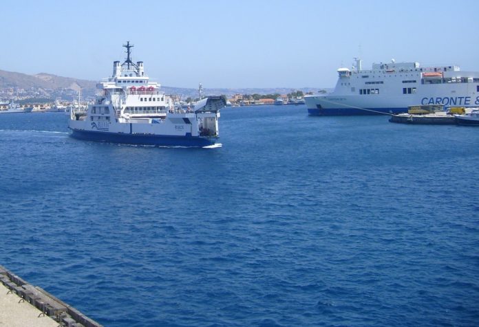 Traghetti da Messina in mezzo al mare