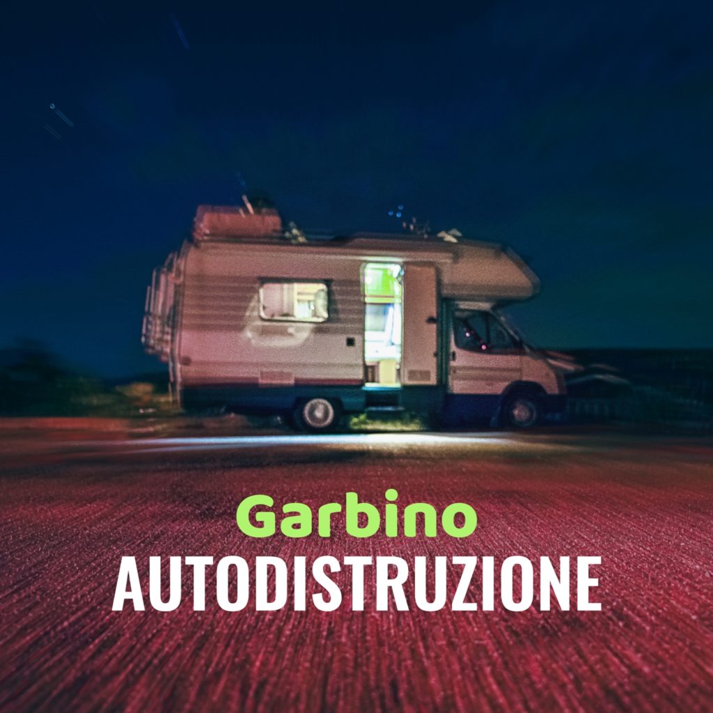 garbino - la copertina di autodistruzione, che raffigura un camper parcheggiato all'aperto, di notte, con la porta d'ingresso aperta