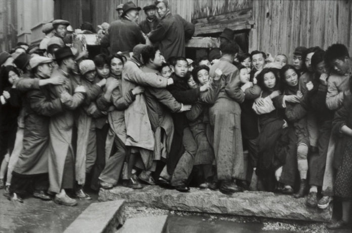 Henri Cartier Bresson gli ultimi giorni del Kuotitang, un guppo di poveri affollati durante la guerra foto in bianco e enro The MAST collection, un alfabeto visivo dell'industria, del lavoro, della tecnologia.