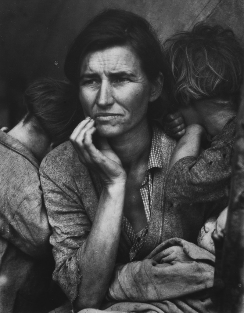 dorothea Lange MAdre migrante una donna povera con un bimbo addormentato tra le braccia in biano e nero. The MAST collection, un alfabeto visivo dell'industria, del lavoro, della tecnologia.